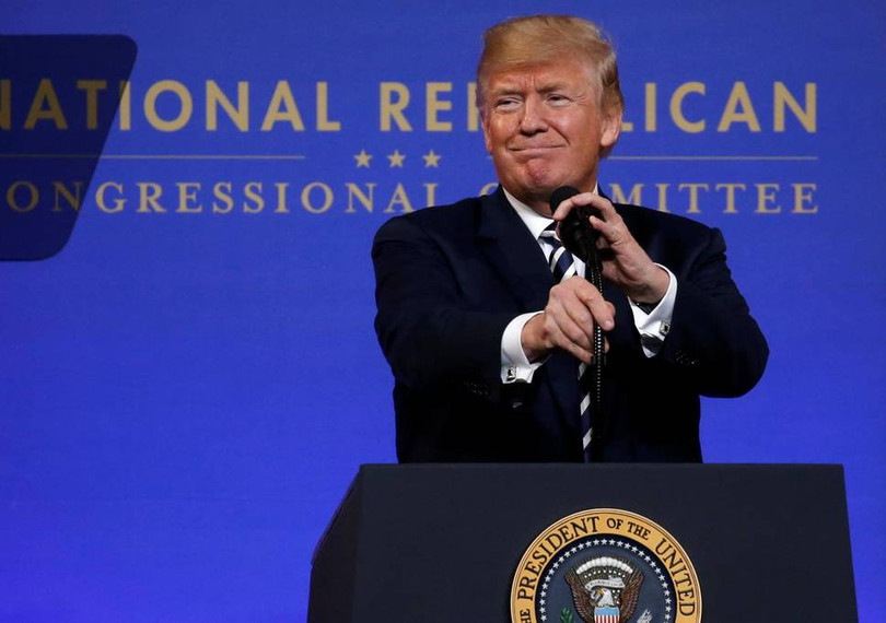 Ông Donald Trump đã bị các cố vấn khuyên là không nên chúc mừng ông Putin. Ông đã làm trái lại các lời khuyên và bị chỉ trích.