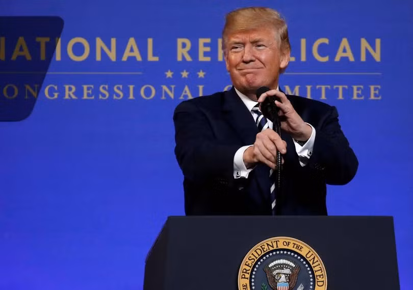 Ông Donald Trump đã bị các cố vấn khuyên là không nên chúc mừng ông Putin. Ông đã làm trái lại các lời khuyên và bị chỉ trích.