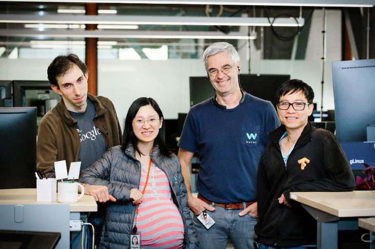 Ông Lê Viết Quốc cùng các đồng nghiệp trong nhóm nghiên cứu về xe tự lái hợp tác giữa Google Brain và Waymo Ông Lê Viết Quốc cùng các đồng nghiệp trong nhóm nghiên cứu về xe tự lái hợp tác giữa Google Brain và Waymo