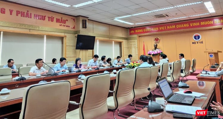 Toàn cảnh cuộc họp giải quyết các vấn đề vướng mắc liên quan đến khám chữa bệnh và thanh toán bảo hiểm y tế (BHYT) diễn ra trong hôm nay (16/9) (Ảnh: Minh Thúy) 