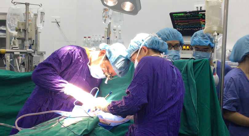 Các bác sĩ tại Bệnh viện Hữu nghị Việt Đức thực hiện ghép tim cho bệnh nhân (Ảnh: BVCC) 