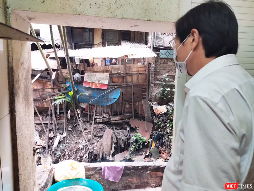 Xưởng sản xuất bánh trung thu Hương Trà nằm ngay cạnh rãnh nước thải (Ảnh: Minh Thúy) 