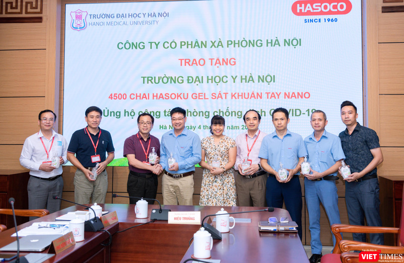 GS. TS. Tạ Thành Văn – Hiệu trưởng Trường Đại học Y Hà Nội cùng các cán bộ tiếp nhận 4.500 chai nước sát khuẩn tay phòng, chống dịch COVID-19 (Ảnh: Văn Trọng) 