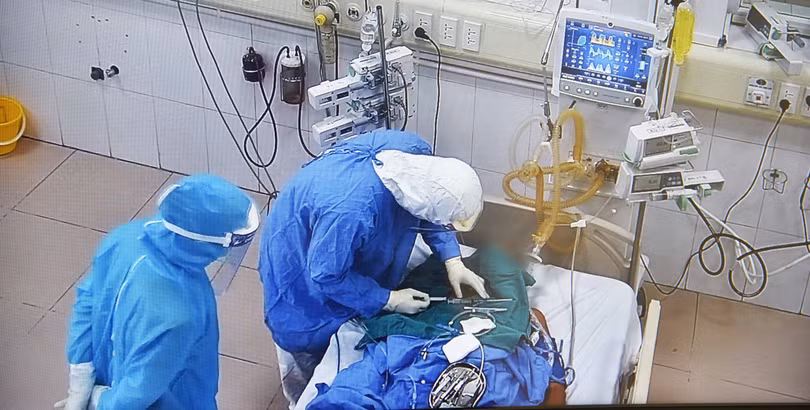 Các bác sĩ tại Khoa Hồi sức tích cực đang chăm sóc cho bệnh nhân 1045 (Ảnh: Văn Phong) 
