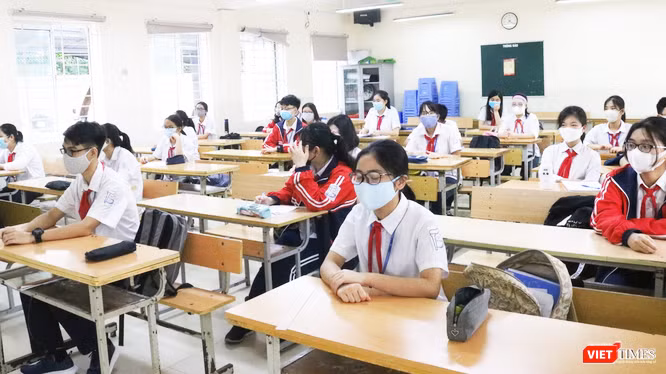 Học sinh đeo khẩu trang đầy đủ trong lớp học (Ảnh - Minh Thuý) 