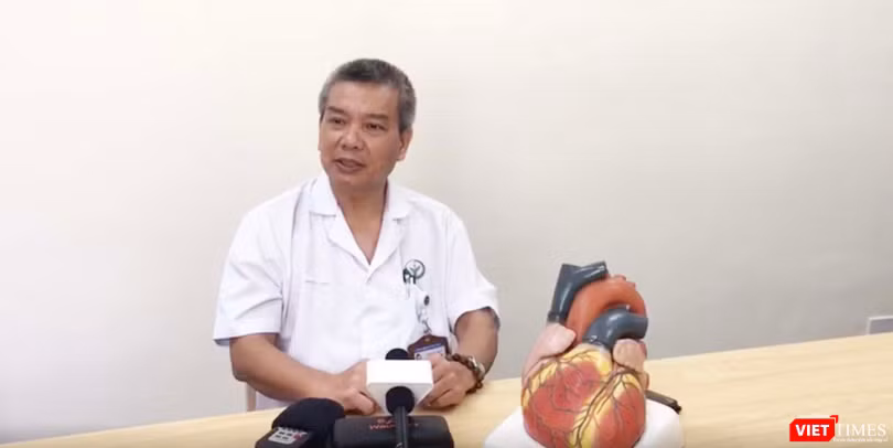 PGS. TS. Nguyễn Hữu Ước - Giám đốc Trung tâm Tim mạch và lồng ngực, Bệnh viện Hữu nghị Việt Đức (Ảnh: Minh Thúy) 