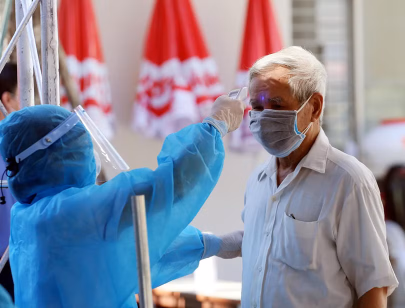 Nhân viên y tế kiểm tra nhiệt độ (Ảnh: Lê Hảo) Nhân viên y tế kiểm tra nhiệt độ (Ảnh: Lê Hảo)