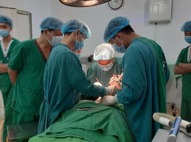 Các bác sĩ phẫu thuật cho bé trai 12 tuổi bị que gỗ đâm xuyên cổ (Ảnh: BVĐK tỉnh Sơn La) 