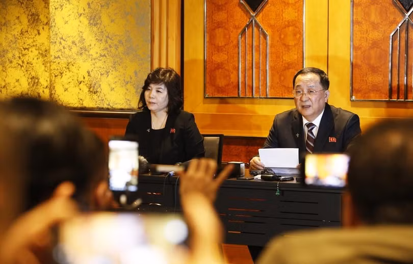 Bộ trưởng Bộ Ngoại giao Triều Tiên Ri Yong Ho chủ trì họp báo về Hội nghị Thượng đỉnh Mỹ - Triều Tiên lần thứ hai. Ảnh: Lâm Khánh - TTXVN.