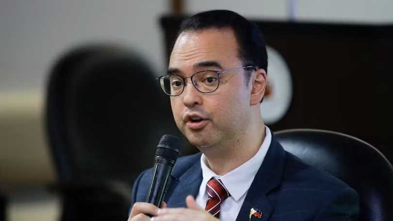 Ngoại trưởng Philippines ông Cayetano tuyên bố với báo chí về 3 "lằn ranh đỏ" với Trung Quốc.