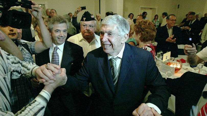 Luis Posada Carriles trong bữa tiệc được tổ chức bởi những người Cuba lưu vong mừng ông trắng án vì cáo buộc khai man trước tòa tháng 4.2011. Luis Posada Carriles trong bữa tiệc được tổ chức bởi những người Cuba lưu vong mừng ông trắng án vì cáo buộc khai man trước tòa tháng 4.2011.