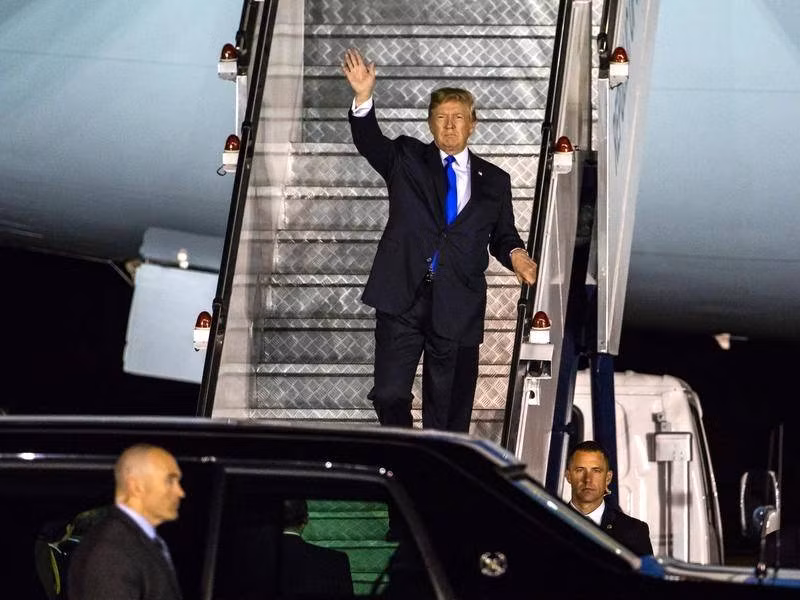 Tổng thống Trump tại sân bay Singapore.