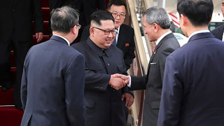 Bộ trưởng Ngoại giao Singapore Tiến sĩ Vivian Balakrishnan chào đón ông Kim Jong-un tại sân bay quốc tế Changi.