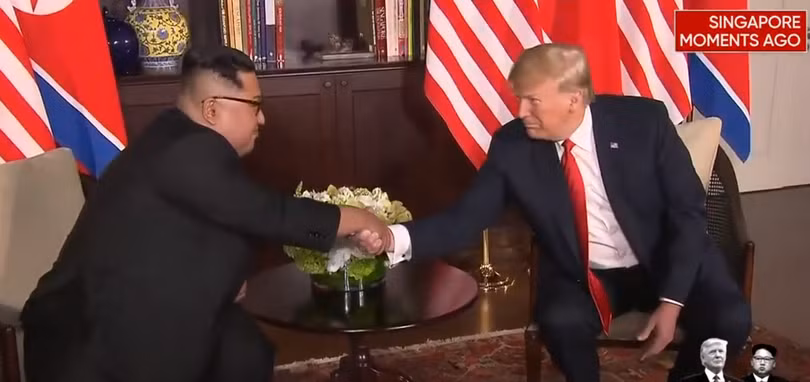 Vào hồi 9h3phút (8h3phút giờ Việt Nam) hai nhà lãnh đạo đã có cú bắt tay lịch sử. Sau đó, hai ông Kim và Trump sẽ gặp riêng nhau vào lúc 9 giờ sáng, giờ Singapore, trong khoảng 45 phút. Tiếp đó , Mỹ và Triều Tiên sẽ có một cuộc gặp mở rộng và một buổi ăn trưa làm việc.