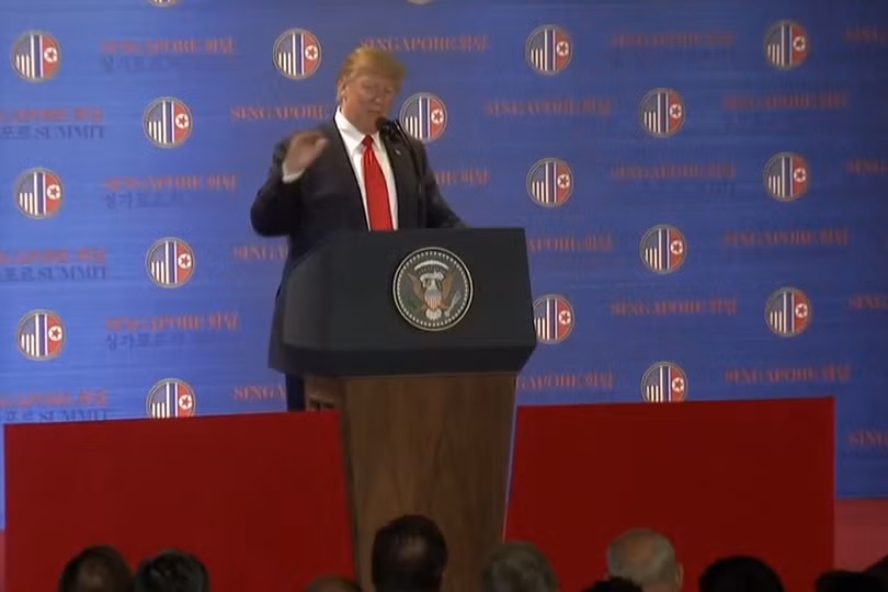 Ông Trump trong cuộc gặp mặt với báo chí sau buổi họp thượng đỉnh Mỹ - Triều Tiên.