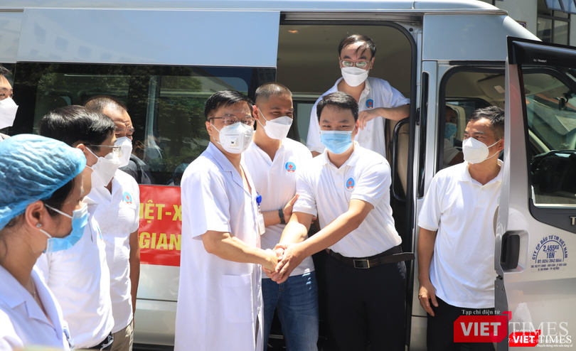 PGS. TS. Nguyễn Thanh Hà - Giám đốc Bệnh viện Hữu Nghị - tiễn đoàn 30 bác sĩ, điều dưỡng vào Tiền Giang chống dịch (Ảnh - Minh Thuý)