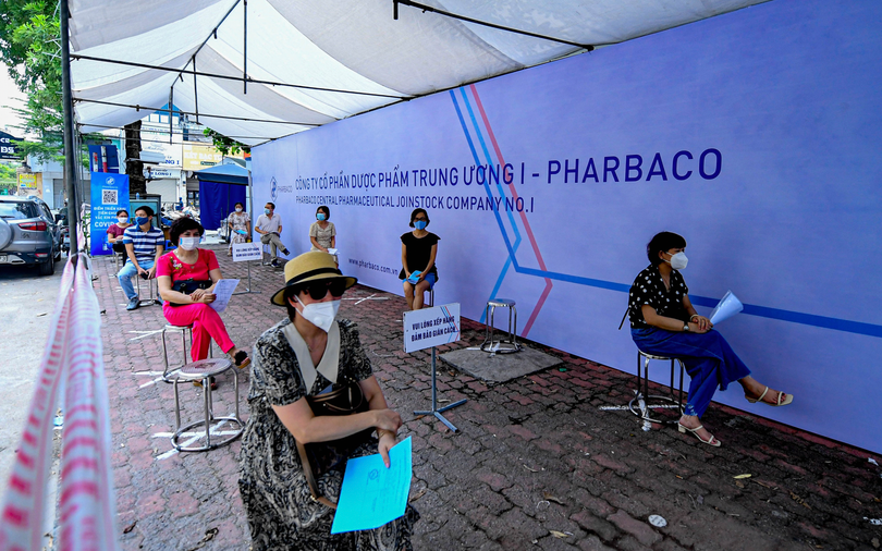 Người dân đến tiêm tại điểm tiêm chủng được hẹn theo khung giờ, phân luồng đường vào ra phù hợp và được hướng dẫn tận tình chi tiết (Ảnh - Pharbaco)