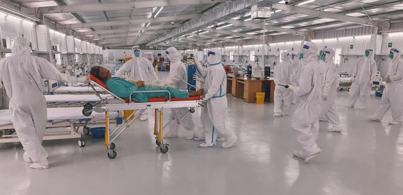 Các bác sĩ ở Bệnh viện Hữu nghị Việt Đức tiếp nhận bệnh nhân mắc COVID-19 nặng (Ảnh - BVCC)