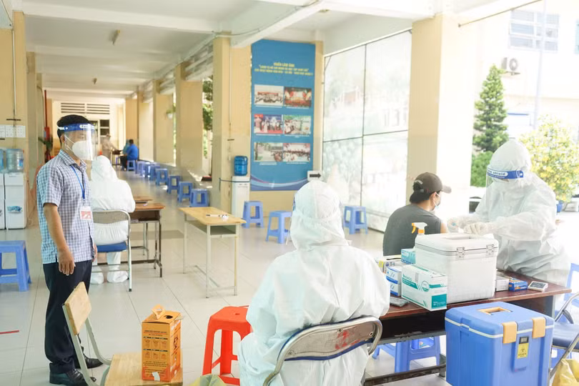 Người dân đến điểm tiêm vaccine phòng COVID-19 VeroCell được sắp xếp trật tự, đảm bảo an toàn tiêm chủng (Ảnh - Diễm Hằng)