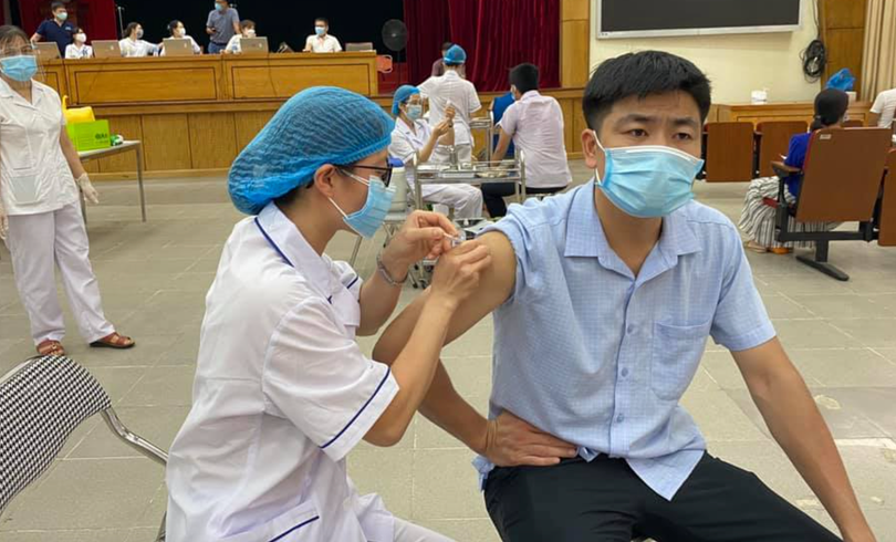 Nhân viên y tế tiêm vaccine phòng COVID-19 cho người dân (Ảnh - TTYT Q. Hai Bà Trưng)