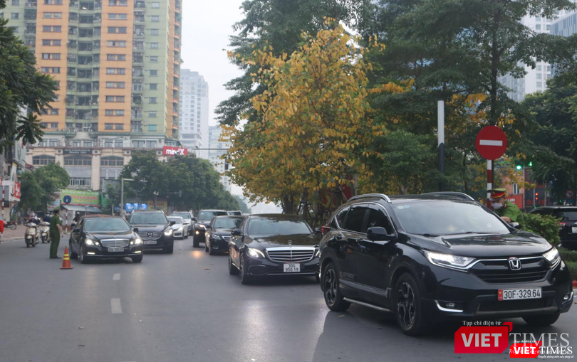 Ô tô xếp hàng dài chờ kiểm tra (Ảnh - Minh Thuý)