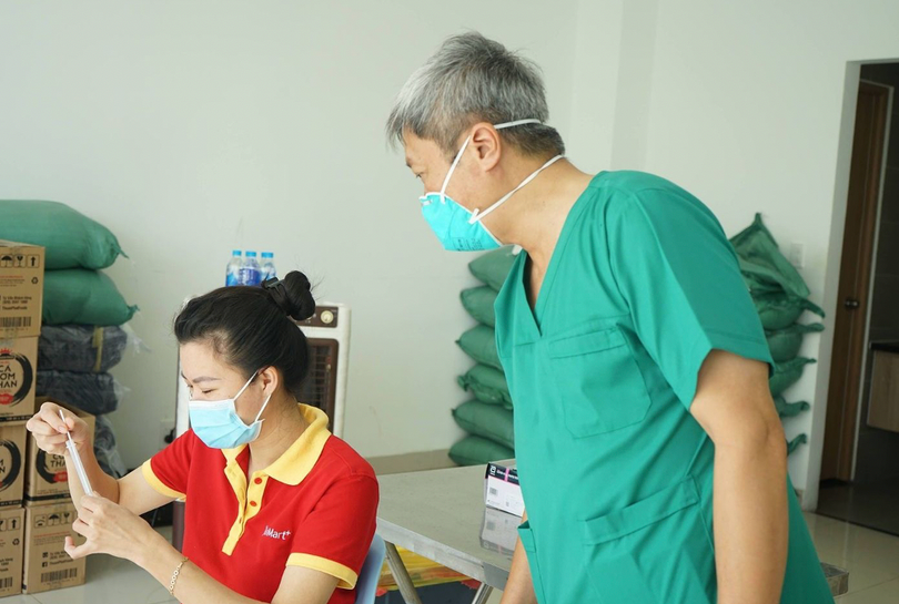 Thứ trưởng Nguyễn Trường Sơn tại điểm lấy mẫu xét nghiệm COVID-19 ở Chung cư Sài Gòn Gateway (TP. Thủ Đức) (Ảnh - Diễm Hằng) 