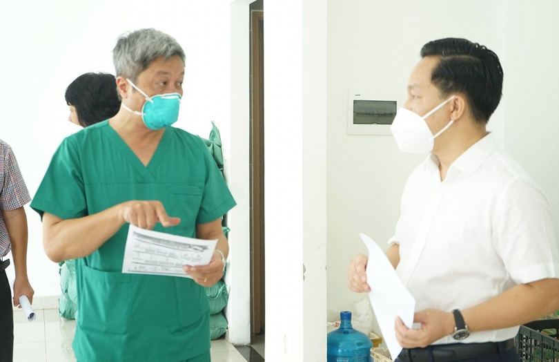 Thứ trưởng Nguyễn Trường Sơn trao đổi về việc lấy mẫu xét nghiệm COVID-19 (Ảnh - Diễm Hằng) Thứ trưởng Nguyễn Trường Sơn trao đổi về việc lấy mẫu xét nghiệm COVID-19 (Ảnh - Diễm Hằng)