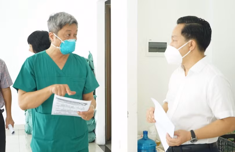 Thứ trưởng Nguyễn Trường Sơn trao đổi về việc lấy mẫu xét nghiệm COVID-19 (Ảnh - Diễm Hằng)