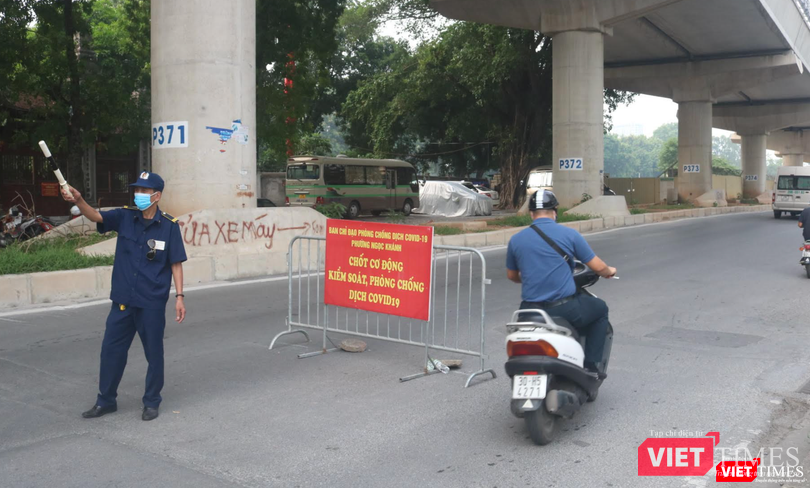 Chốt cơ động kiểm soát phòng, chống dịch COVID-19 phường Ngọc Khánh (Ảnh - Minh Thuý)