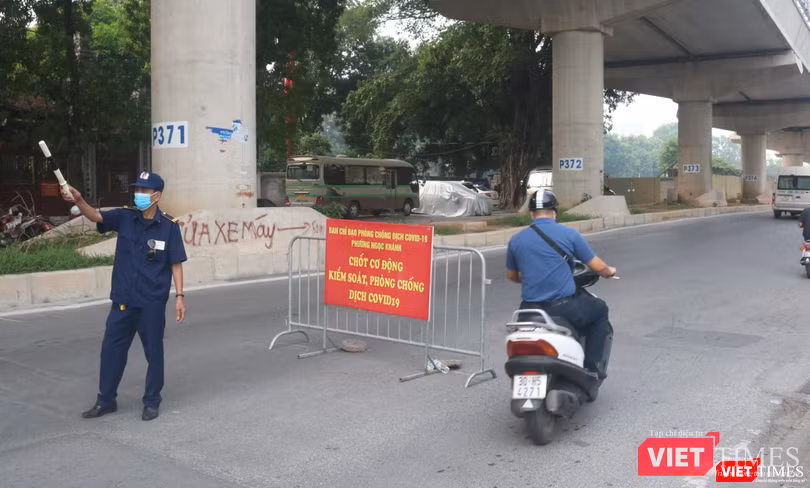 Chốt cơ động kiểm soát phòng, chống dịch COVID-19 phường Ngọc Khánh (Ảnh - Minh Thuý)