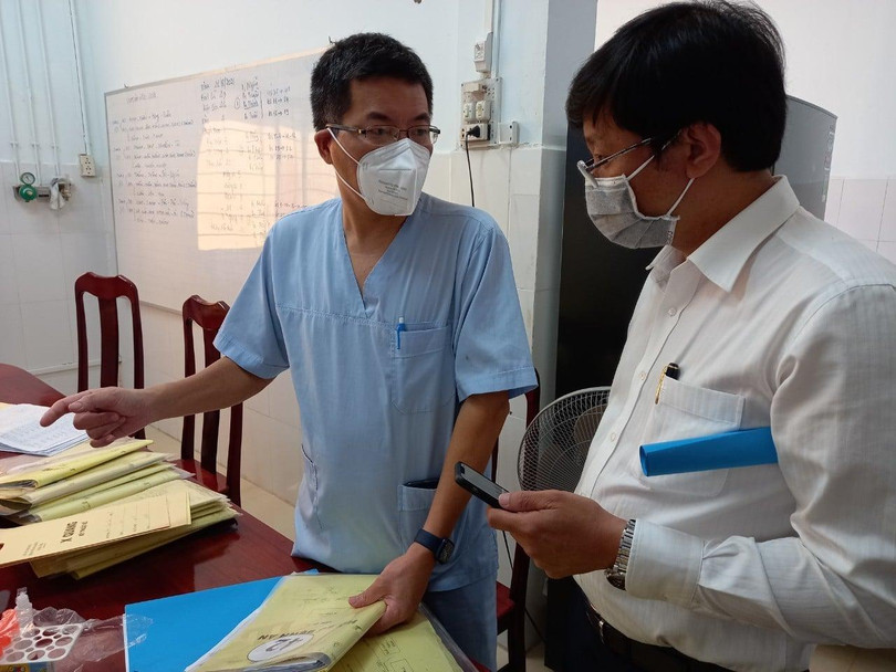 TS.BS. Phan Hữu Phúc (áo xanh bên trái) thông tin về tình hình điều trị COVID-19 (Ảnh - Văn Đạo)