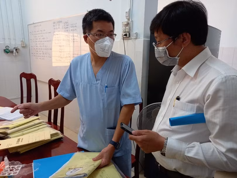 TS.BS. Phan Hữu Phúc (áo xanh bên trái) thông tin về tình hình điều trị COVID-19 (Ảnh - Văn Đạo)