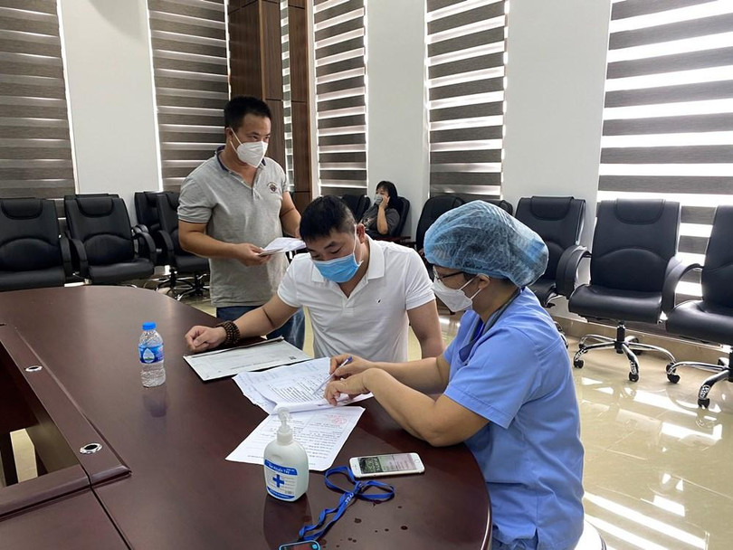 Người tiêm vaccine được khám sàng lọc, phân loại sức khỏe trước khi tiêm (Ảnh - Duy Thành)