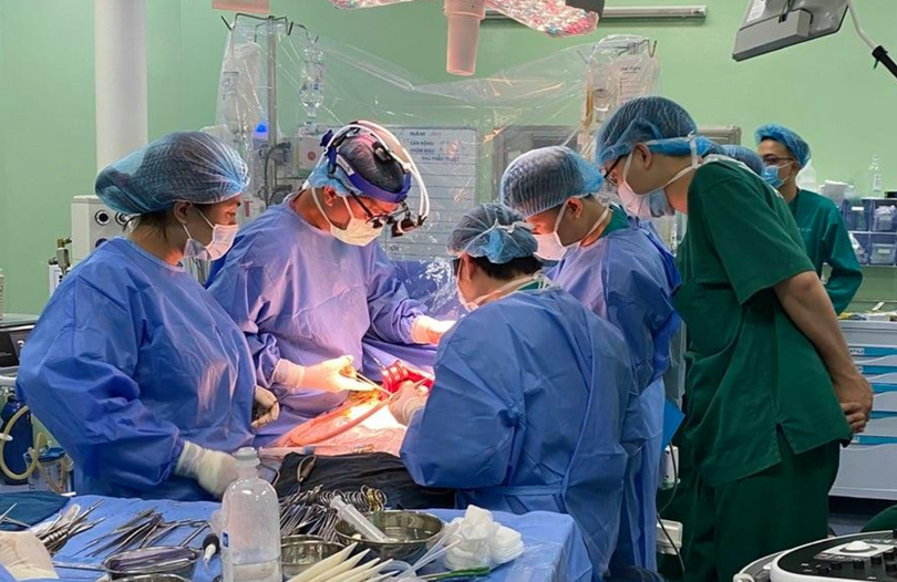Các bác sĩ ghép gan cho bệnh nhi (Ảnh - BVCC) 