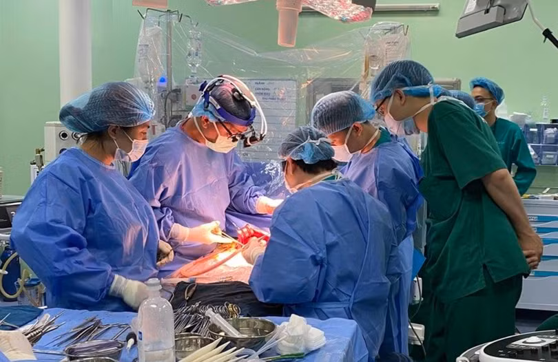 Các bác sĩ ghép gan cho bệnh nhi (Ảnh - BVCC) 