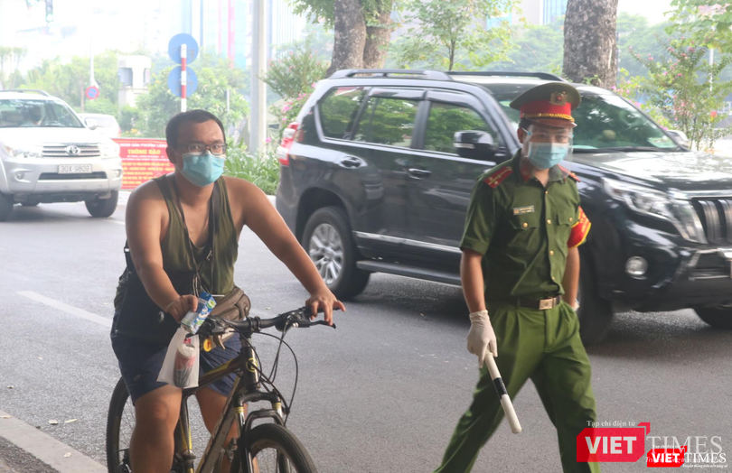 Trường hợp vi phạm quy định phòng, chống dịch COVID-19, ra đường không có lý do (Ảnh - Minh Thuý)