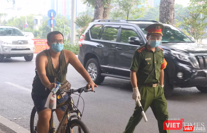 Trường hợp vi phạm quy định phòng, chống dịch COVID-19, ra đường không có lý do (Ảnh - Minh Thuý)