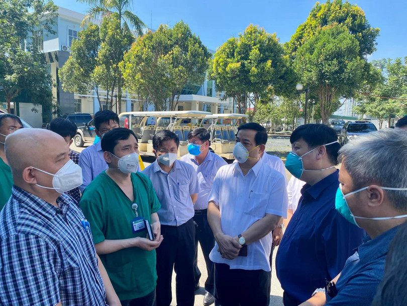 PGS.TS. Đỗ Ngọc Sơn - Phó trưởng Khoa A9 Bệnh viện Bạch Mai báo cáo với lãnh đạo Bộ Y tế về công tác điều trị bệnh nhân nặng tại Trung tâm hồi sức tích cực của BV Bạch Mai (Ảnh - Vũ Mạnh Cường) PGS.TS. Đỗ Ngọc Sơn - Phó trưởng Khoa A9 Bệnh viện Bạch Mai báo cáo với lãnh đạo Bộ Y tế về công tác điều trị bệnh nhân nặng tại Trung tâm hồi sức tích cực của BV Bạch Mai (Ảnh - Vũ Mạnh Cường)