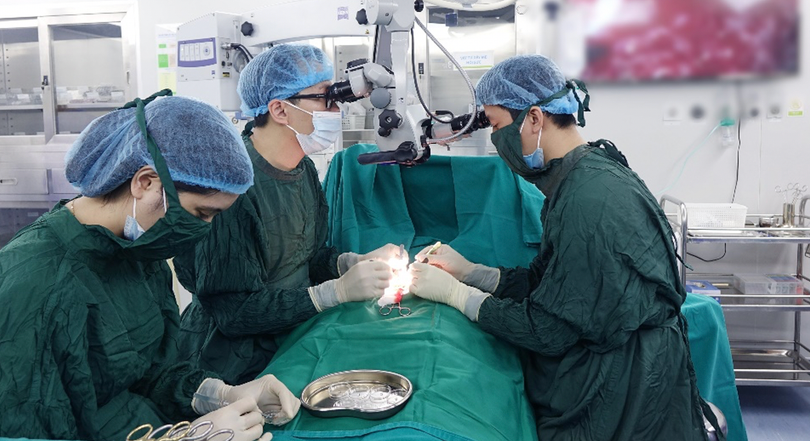 Các bác sĩ của Bệnh viện Nam học và Hiếm muộn Hà Nội phẫu thuật vi phẫu tinh hoàn tìm tinh trùng – Micro TESE (Ảnh - BVCC)