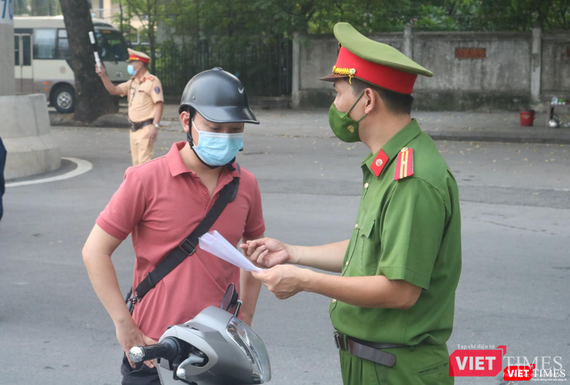 Lực lượng chức năng kiểm tra giấy đi đường của người dân (Ảnh - Minh Thuý)