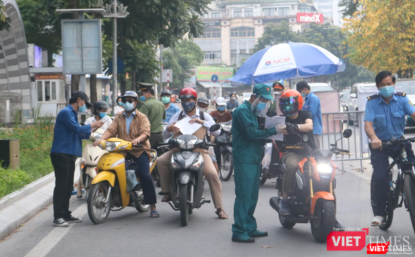 Các phương tiện chờ qua chốt (Ảnh - Minh Thuý)
