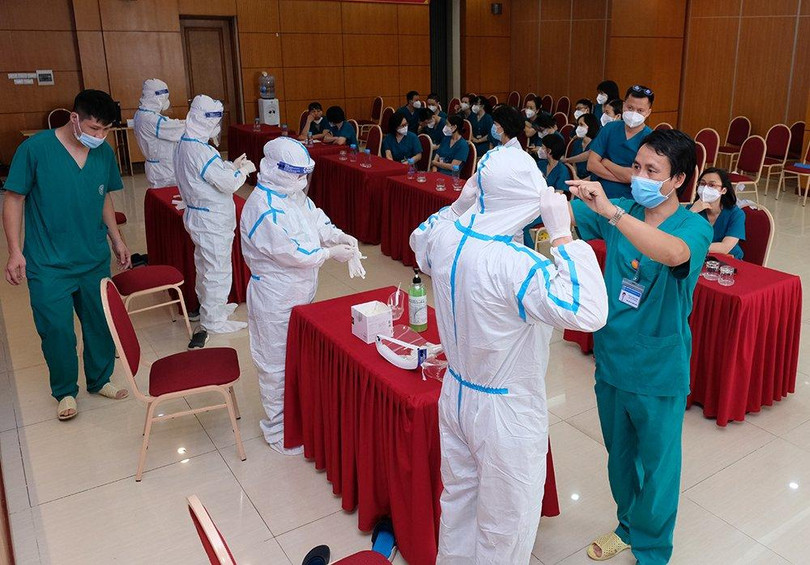 Các bác sĩ của Bệnh viện Tai Mũi Họng Trung ương tập huấn phòng, chống dịch COVID-19 (Ảnh - BVCC)