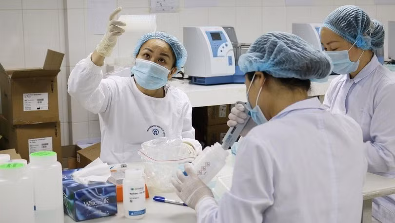 Cán bộ y tế làm việc trong phòng xét nghiệm COVID-19 (Ảnh - Ngọc Nga)