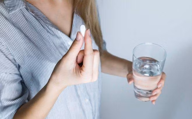 Người mắc COVID-19 điều trị tại nhà cần tuân thủ theo hướng dẫn của Bộ Y tế (Ảnh minh hoạ)