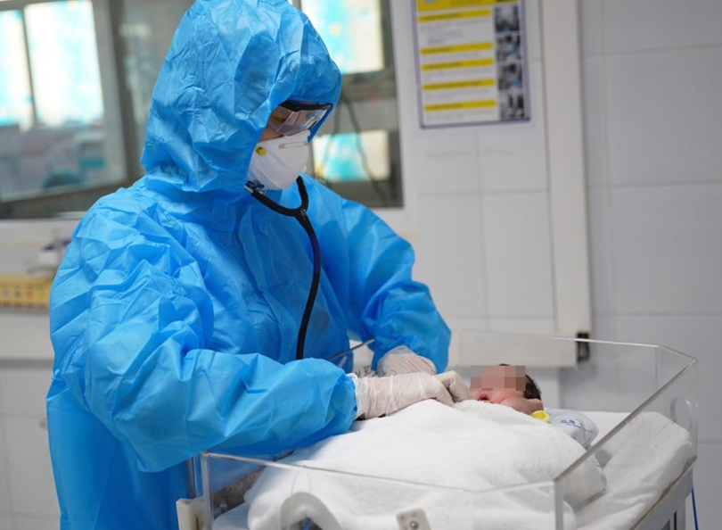 Bác sĩ khám cho trẻ sơ sinh (Ảnh - BV Nhi TW) Bác sĩ khám cho trẻ sơ sinh (Ảnh - BV Nhi TW)