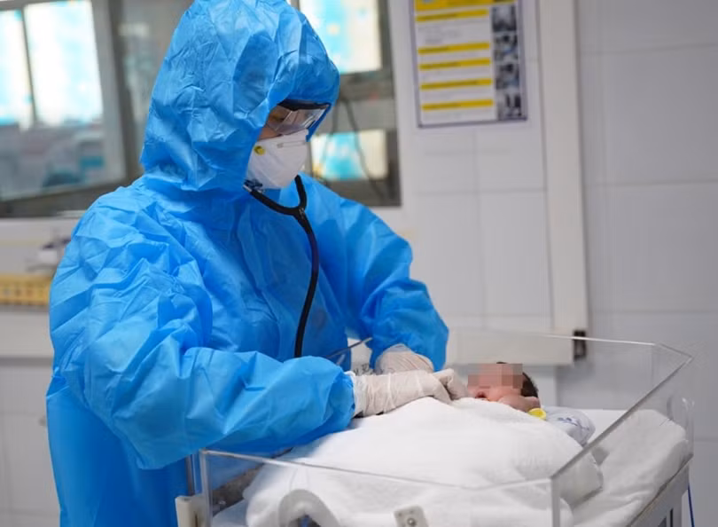 Bác sĩ khám cho trẻ sơ sinh (Ảnh - BV Nhi TW) Bác sĩ khám cho trẻ sơ sinh (Ảnh - BV Nhi TW)