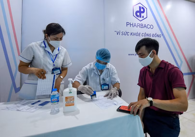 Người dân đăng ký tiêm vaccine phòng COVID-19 theo đúng quy định (Ảnh -Pharbaco)