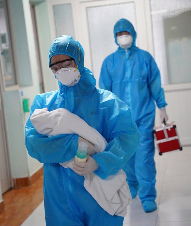 Bác sĩ chăm sóc trẻ chu đáo, cẩn thận để phòng dịch (Ảnh - BVCC)