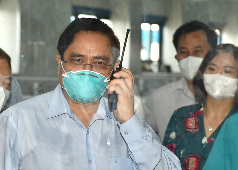 Thủ tướng Phạm Minh Chính kiểm tra hệ thống trang thiết bị của Bệnh viện Điều trị người bệnh COVID-19. Ngoài các thiết bị y tế dành cho điều trị thì toàn bộ hệ thống chiếu sáng tiêu chuẩn cho bệnh viện dã chiến được lắp đặt bởi Công ty CP Bóng đèn Phích nước Rạng Đông.