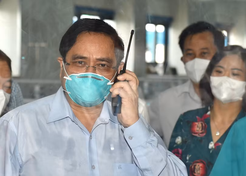 Thủ tướng Phạm Minh Chính kiểm tra hệ thống trang thiết bị của Bệnh viện Điều trị người bệnh COVID-19. Ngoài các thiết bị y tế dành cho điều trị thì toàn bộ hệ thống chiếu sáng tiêu chuẩn cho bệnh viện dã chiến được lắp đặt bởi Công ty CP Bóng đèn Phích nước Rạng Đông.